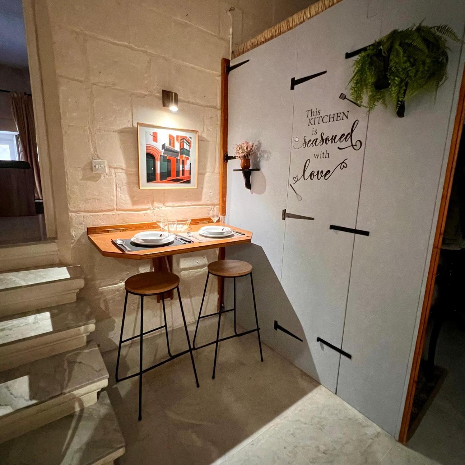 Séjour chez l'habitant Ensuite With Private Kitchen In A Typical Maltese Townhouse *